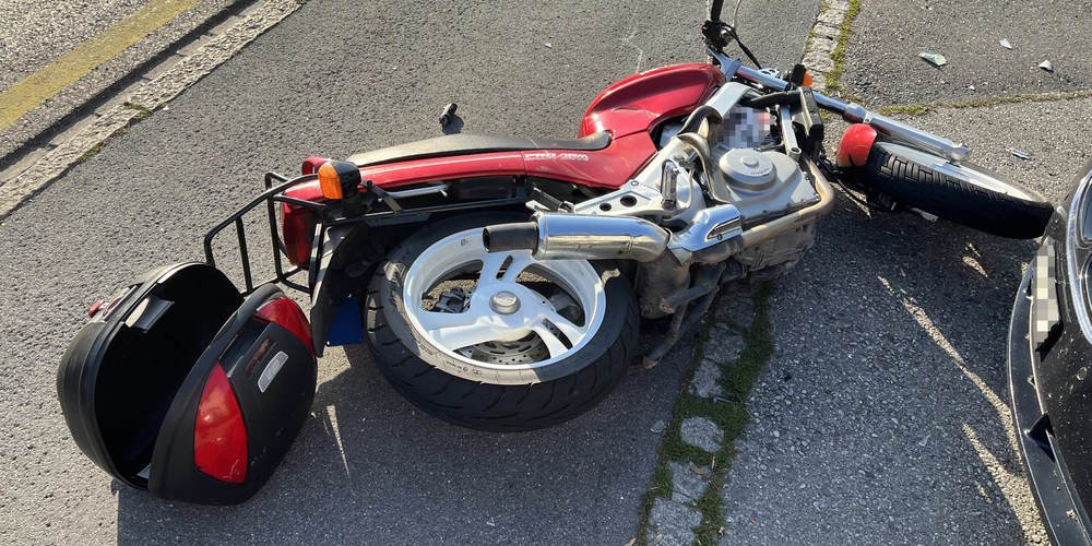 Beim mutmasslichen Überholmanöver kam es zum Zusammenstoss des Töffs mit einem Auto.