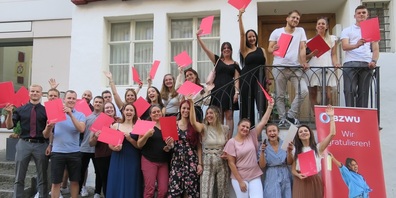 Die frisch diplomierten Absolventeninnen und Absolventen der Handelsschule edupool.ch am BZWU