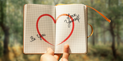 Selbstliebe beruhigt nicht nur die Nerven und sorgt für Entspannung, sondern stoppt auch das Chaos im Kopf, verhindert negative Gefühle und stärkt das Selbstbewusstsein.