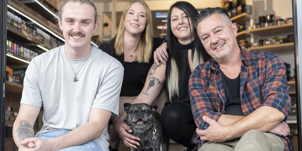 Nikolaj, Jacky, Neira und Memo von Dampfelix. Mitte: Maskottchen Roxy