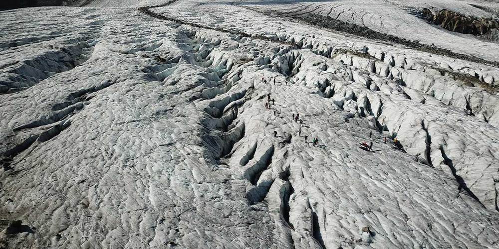 Eine Gruppe von Freiwilligen räumt den Persgletscher auf.