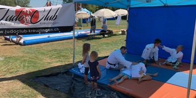 Spielerische Übungen auf der Matte mit Trainern des Judoclub Kreuzlingen.