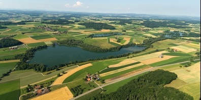Das Seebachtal mit den archäologischen Fundstellen Nussbaumersee, römische Ruine Stutheien und Burgruine Helfenberg. 