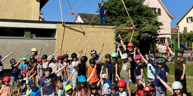 Die Schülerinnen und Schüler haben einen zwölf Meter hohen Turm gebaut.