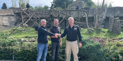 Roger Künzle, Betriebswirtschaftlicher Leiter Gymnasium Friedberg, Thomas Harder, Mitglied der Geschäftsleitung Walter Zoo, und Ernst Federer, Mitglied der Geschäftsleitung und Verwaltungsrat Walter Zoo (v.l.n.r.) besiegeln die Partnerschaft.