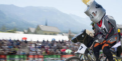 Ein als Ritter mit Pferd verkleideter Mopedfahrer an der Teffli-Rally 2015. (Archivaufnahme)