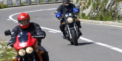 Auf der Sustenpassstrasse sind am Dienstagnachmittag zwei Motorradfahrer schwer verunfallt. (Archivbild)