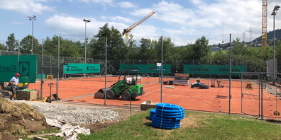 Die Bauarbeiten laufen auf Hochtouren: Platz Nr. 3 und 4 des TC Ried in Wollerau werden bald mit einer Traglufthalle überdacht sein.