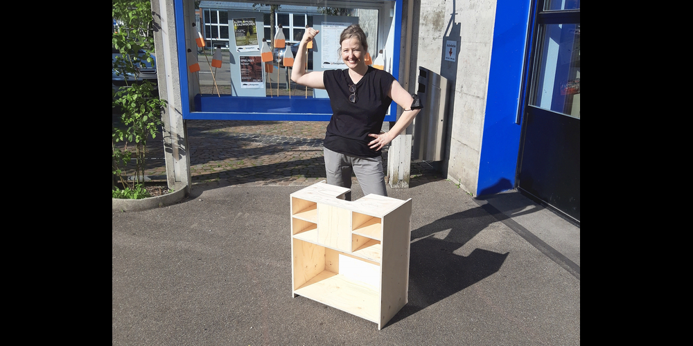 Das macht Mieke Witzig von der Holzwerkstatt sichtlich Spass! In der bestens ausgerüsteten Werkstatt kann man auch Anspruchsvolles bauen.