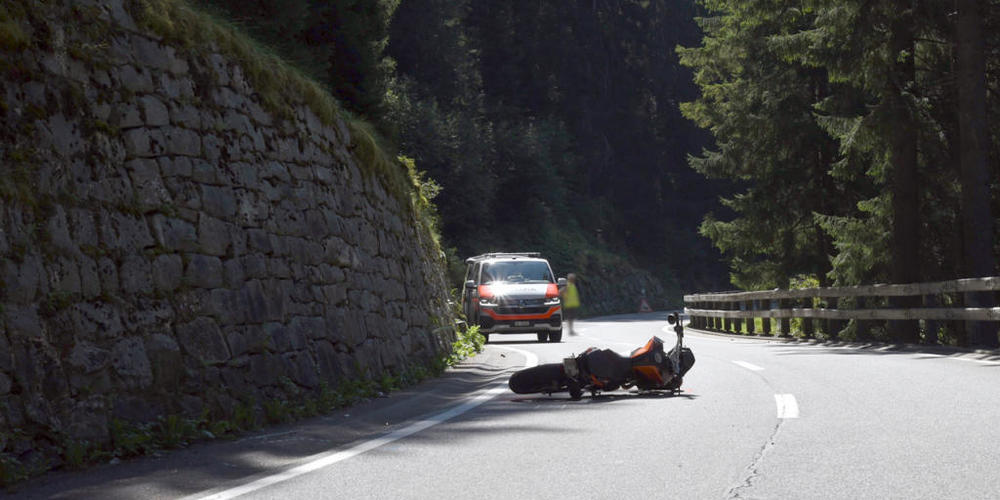 Der 18-jährige Lenker des Motorrads musste mit schweren Verletzungen ins Kantonsspital Chur gefahren werden.