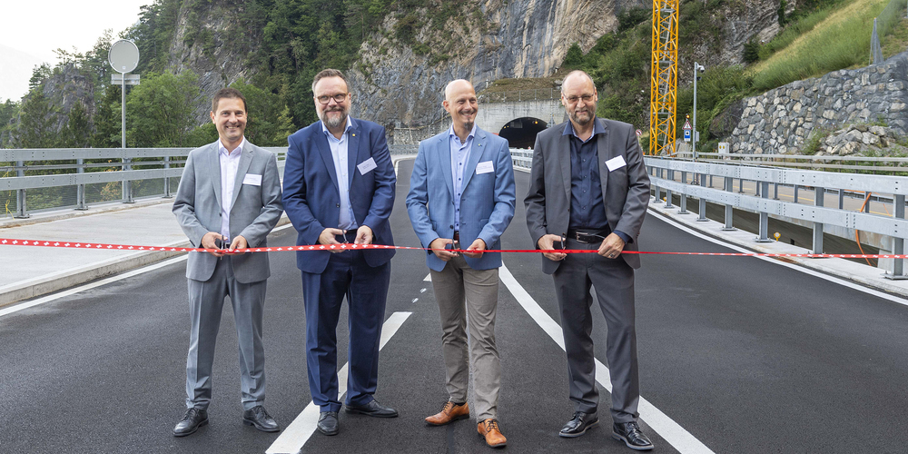 Der offizielle Baustart (von links): André Rüegsegger (Baudirektor Schwyz), Roger Nager (Baudirektor Uri), Timotheus Abegg (Gemeindepräsident Sisikon), Jürg Röthlisberger (Direktor Astra).