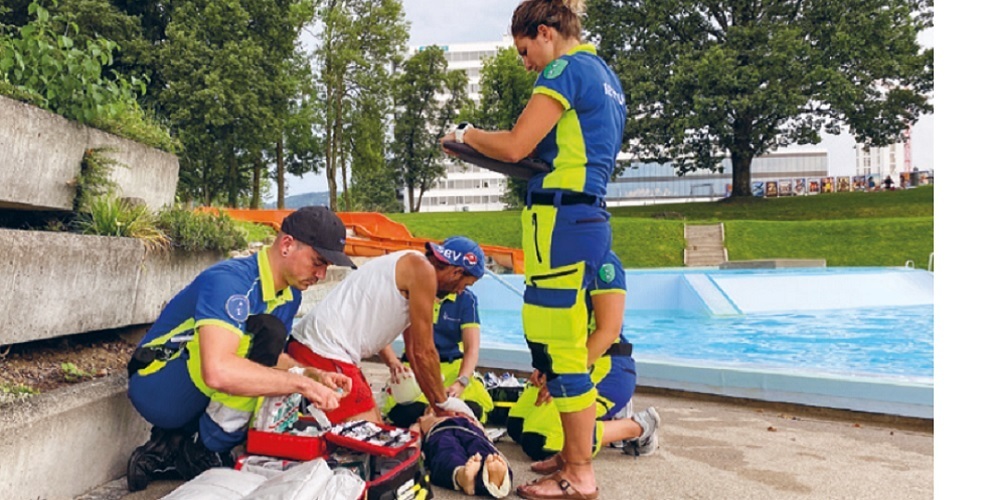 First Responder überbrücken mit lebensrettenden Massnahmen wertvolle Zeit bis zum Eintreffen des Rettungsdienstes. (Symbolbild)