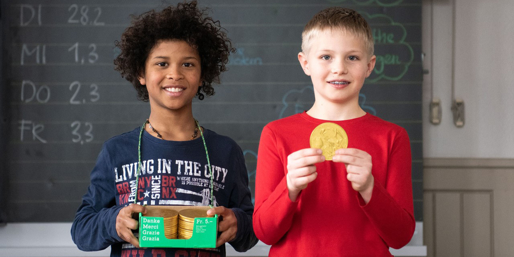Kinder verkaufen die Schoggitaler in der ganzen Schweiz.