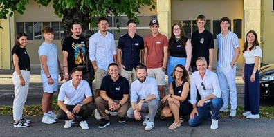 Die erfolgreichen Top 10 der Gossauer Lehrabgänger mit dem Vorstand des Gewerbevereins Gossau.
