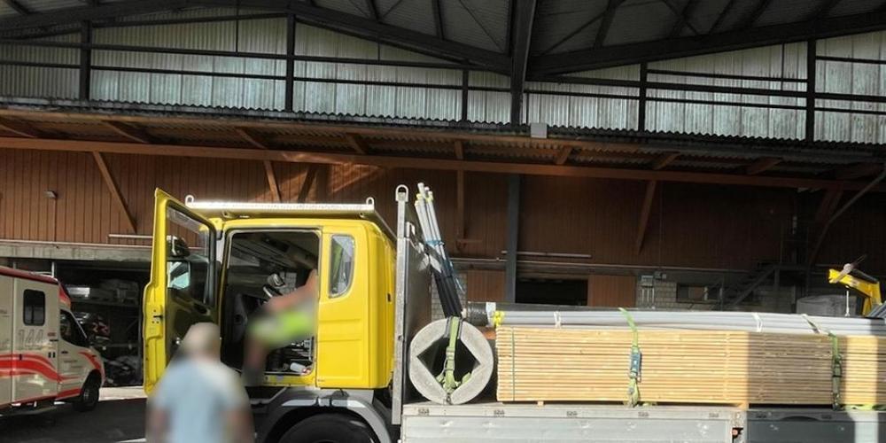Bei einem Arbeitsunfall in Landquart stürzte eine Lastwagenführerin vom Kabinendach und verletzte sich am Kopf.