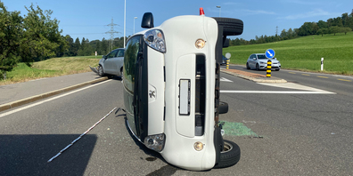 Die Autolenkenden verletzten sich bei dem Unfall leicht und wurden durch den Rettungsdienst Zug betreut.