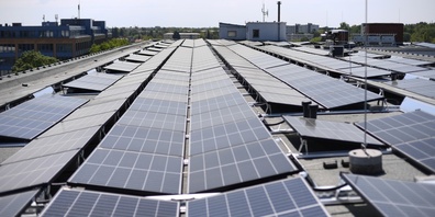 Für dieses Jahr wurde die Realisierung einer Photovoltaik-Anlage auf den Flachdächern im Schulareal budgetiert. (Symbolbild)
