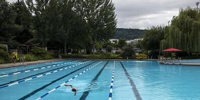 Das Freibad Letzigraben ist eines von mehreren Stadtzürcher Sommerbädern; die Badis steuern auf einen neuen Besucherrekord zu. (Archivbild)