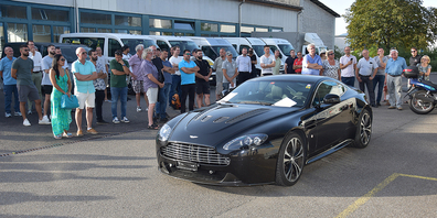 Der Star in der Mitte, rundherum die Fans: Am Mittwochabend versteigerte das Betreibungsamt Altendorf/Lachen einen Aston Martin.