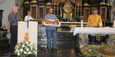 Der neue Mesmer ist offiziell im Amt: Rudolf Good, Präsident des Kirchenverwaltungsrates Pfäfers, mit Michel Béguin und Br. Damian Keller (von links). 