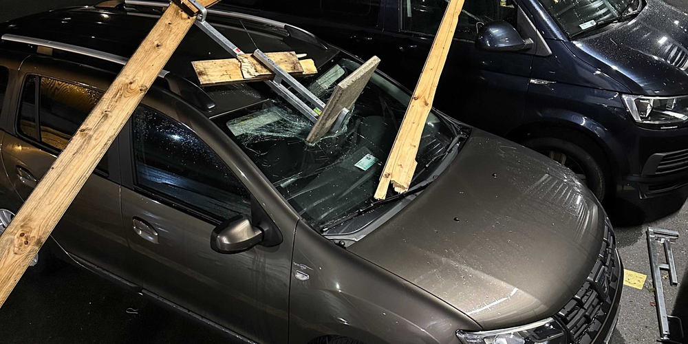 Vier Autos wurden zum Teil massiv beschädigt.