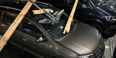 Vier Autos wurden zum Teil massiv beschädigt.