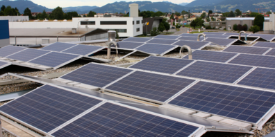 Auf diesem Industriedach produziert die Solargenossenschaft Rheintal Strom für knapp 50 Haushaltungen.