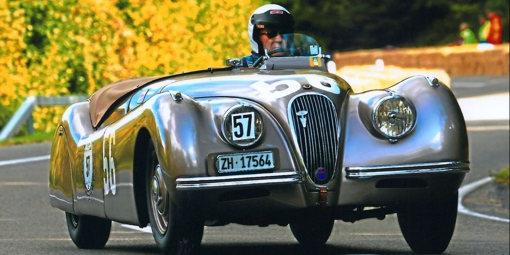  Jaguar XK 120 Alu von Albert Scherrer, Siegerfahrzeug von 1955 mit einer langen Liste von  Erfolgen bei Berg- und Rundenrennen, auf Bild gefahren von Christian Jenny 