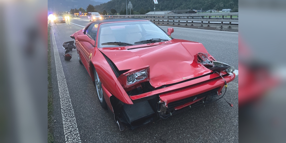 Beim Unfall entstand am Auto und an der Strasseneinrichtung Sachschaden.