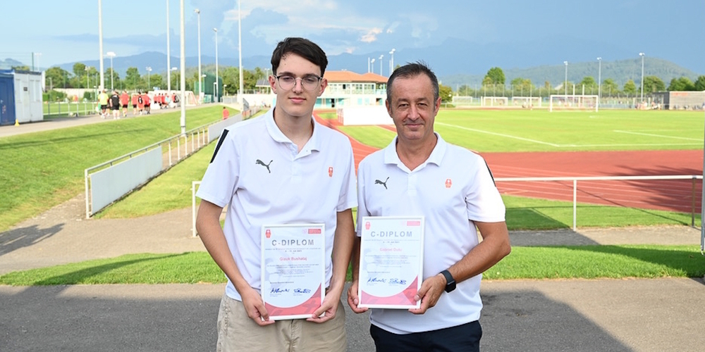(v.l.) Die zwei neuen FCRJ-Schiedsrichter Glauk Bushataj und Gabriel Dutu mit ihren C-Diplomen.