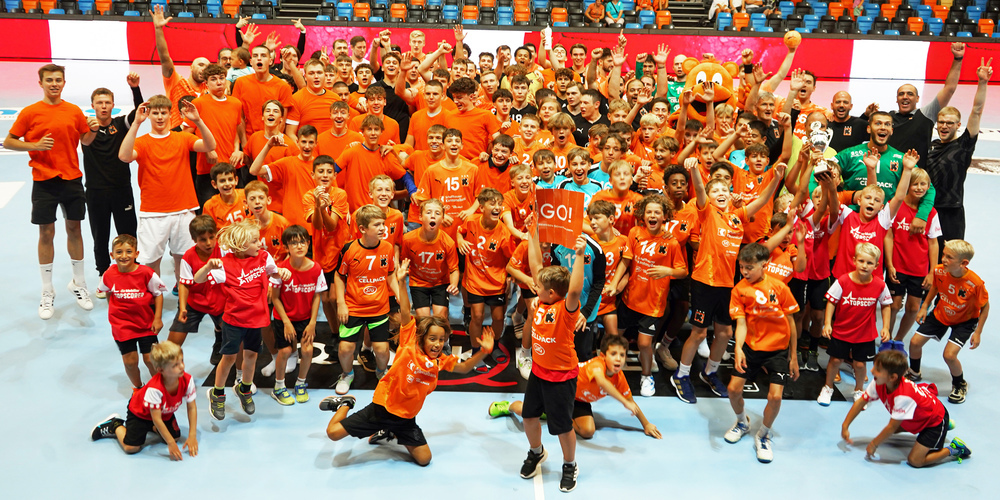 Zum Abschluss ein Gruppenfoto: Alle Teams der Kadetten Schaffhausen kamen beim Falken Cup zum Einsatz. 