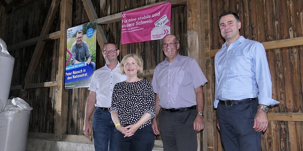 Die bäuerliche Politprominenz gab sich ein Stelldichein auf dem Tratthof: vl. Peter Nüesch, Esther Friedli, Markus Ritter und Martin Rufer