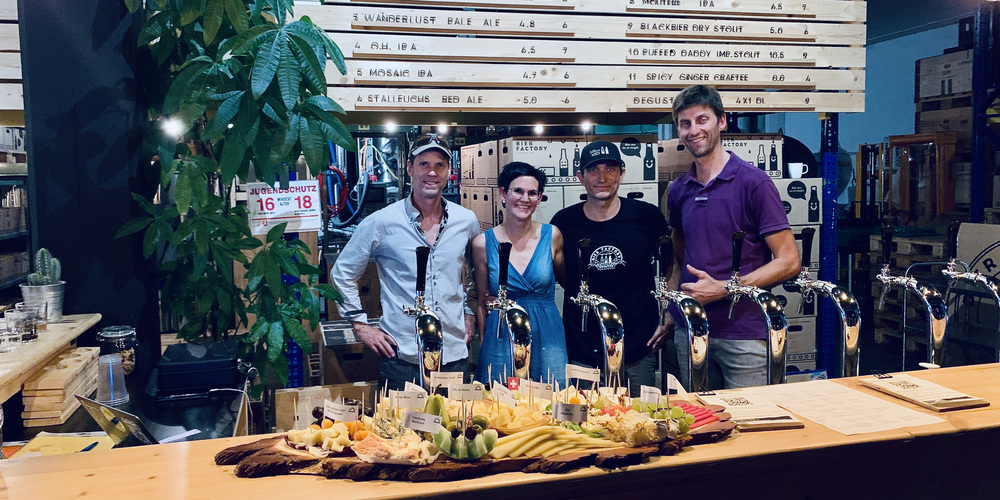 v.l.n.r. Philipp, Braumeister; Corinne, Gastgeberin; Gabriel, Geschäftsführer (alle Bier Factory); Markus, Inhaber Chäs Glogge Jona