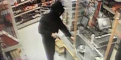 Der Täter bedrohte die Verkäuferin mit einer Faustfeuerwaffe.