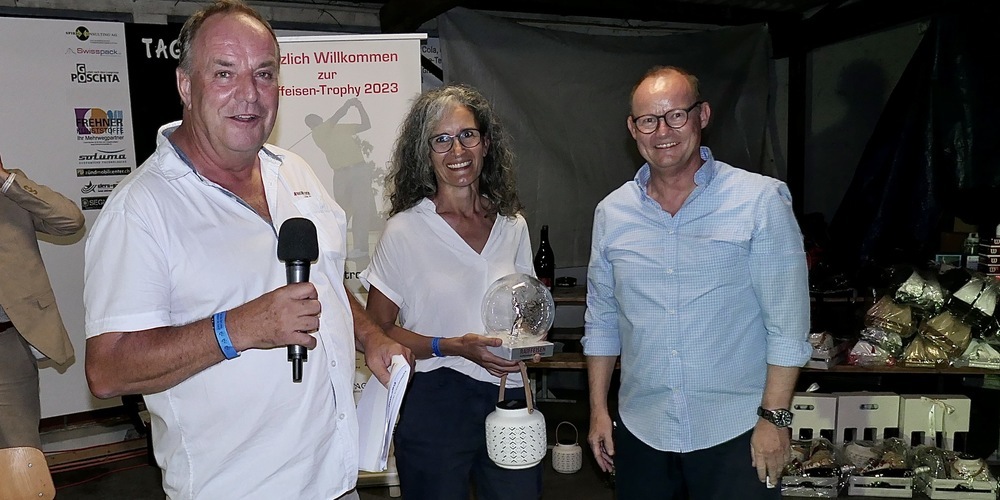 v.l. Organisator Kurt Oesch mit Preisträgerin Tanja Reis und Raiffeisenbank Mittelrheintal Geschäftsleiter Thomas Haas