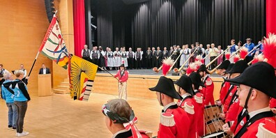 Die Ehrbezeugung der anderen Vereine mit dem Fahnengruss.