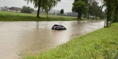 Die Polizei versucht derzeit im Rheintal ein Fahrzeug aus dem Hochwasser zu bergen.