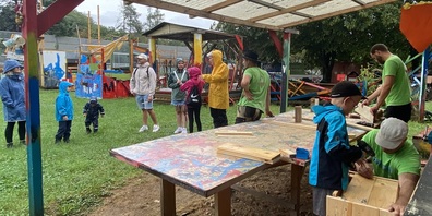 Trotz regnerischen Wetter genossen die BesucherInnen die Gelegenheit auf der Baustelle zu "werken".