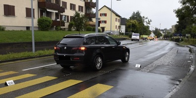 Die Frau wollte den Fussgängerstreifen überqueren.