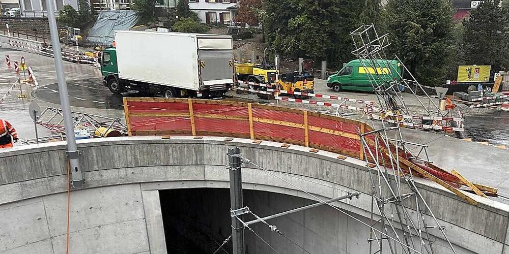 Der Lastwagen war für die Durchfahrt der Baustelle zu hoch. Ein Teil der Gerüste fiel auf die Bahnschienen.