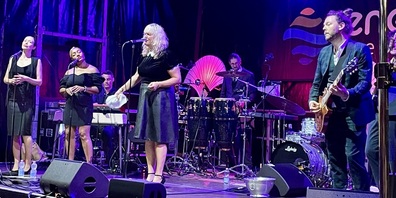 Nicole Bernegger und ihre Band heizten zu  mitreissenden Klängen ein.