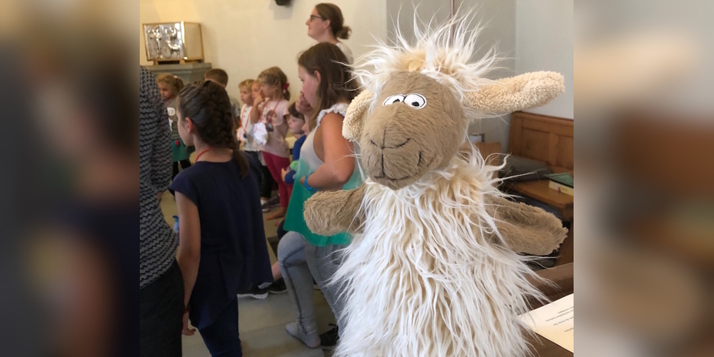 Die Schöflifiir ist ein Kindergottesdienst für Kinder im Alter von 4 bis 8 Jahren. Jüngere Geschwister sind willkommen.