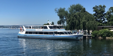 Das MS Schwyz, hier noch auf dem Zugersee, schon bald unter einem neuen, noch geheimen Namen auf dem Walensee im Einsatz.