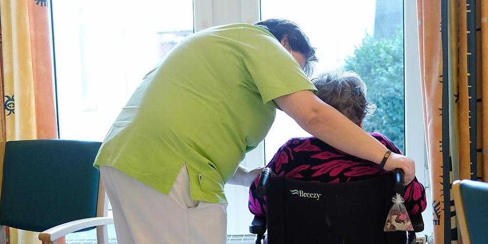 Pflegebedürftige Menschen im Kanton Schwyz erhalten künftig höhere Ergänzungsleistungen. (Symbolbild)