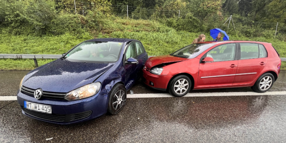Zwei der am Unfall beteiligten Autos.