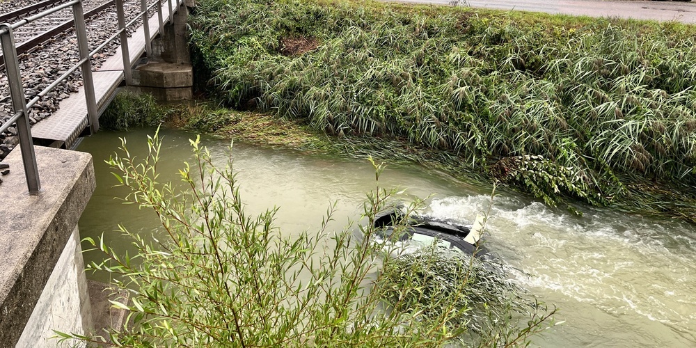 Nach dem Unfall trieb das Auto im Ramisbach weiter und wurde am Folgetag bei einer Bahnbrücke gefunden.