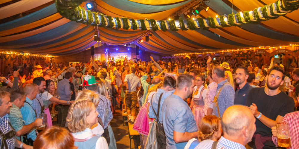 Lebensfreude in Dirndl und Lederhosen am Oktoberfest in Uster. (Archivbild)
