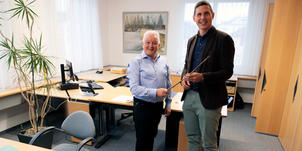 Der abtretende Diepoldsauer Gemeindepräsident Roland Wälter übergibt seinem Nachfolger Ralph Lehner den Hagenschwanz, den er bereits bei der Amtsübergabe von seinem Vorgänger erhalten hatte.