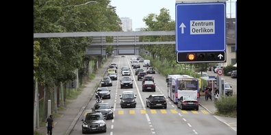 Brennpunkt Ueberlandstrasse. Hier käme das neue Tram durch – oder dann technisch höchst aufwändig unter der Einhausung Schwamendingen durch.