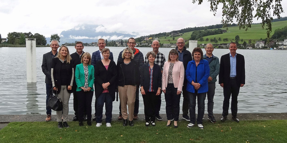 Reihe hinten von links: Armin Ulrich, Beat auf der Maur, Hubert Helbling, André Gwerder, Beat Eichhorn, Peter Maurer, Josef Gabriel und Hans Bachmann. Reihe vorne von links: Ruth Gisler, Bernadette Gehrig, Liliane Barmettler, Ursula Neumann, Yasmin Hüppi, Monika Inderbitzin, Rosa Büeler-Schibig. Auf dem Bild fehlen: Fabrizia De Nardi, Sybille Birchler, Hermann Schmidt, Roland Janser, Claudia Schuler, Peter Betschart, Linus Betschart und Nicole Steiner.  